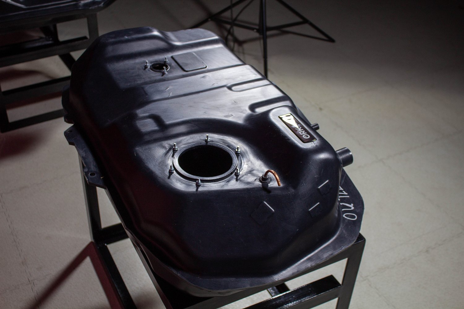 Пластиковый топливный бак Mitsubishi Outlander XL 4WD, 2005-2019 г.в. (BP) -  60 л.